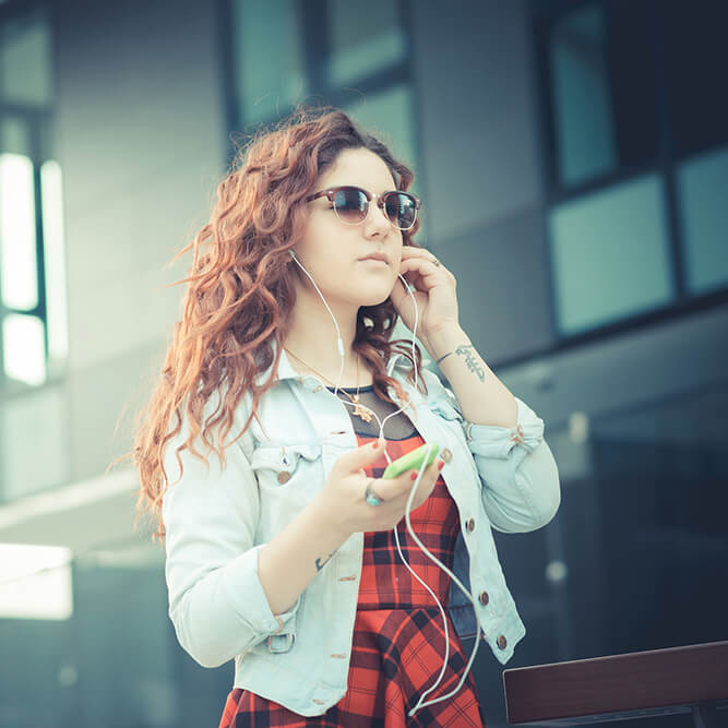 A zenelejátszók és mobilok halláskárosodást okozhatnak